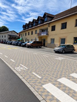 Prirejeno s pomočjo UI, končna verzija projekta se lahko nekoliko razlikuje od prikaza.