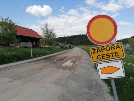 Zapora na odseku od regionalne ceste do križišča za Gabrje