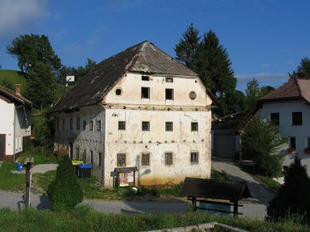 Konec prejšnjega stoletja je domačija žalostno propadala. (Vir: www.visitsentjost.si)
