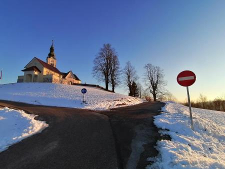 Okolica cerkve v Črnem Vrhu